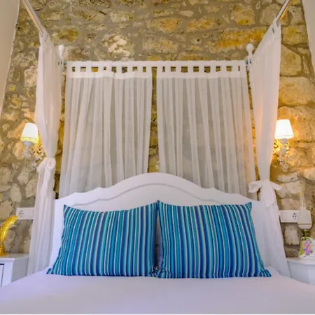 Demir Alacati Otel *